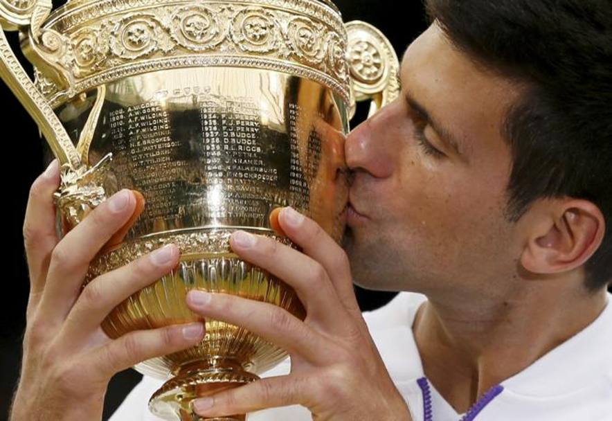 Djokovic bacia il terzo trofeo di Wimbledon dopo quello del 2011 e del 2014. Ecco la storia per immagini del serbo all&#39;All England Club. REUTERS 
